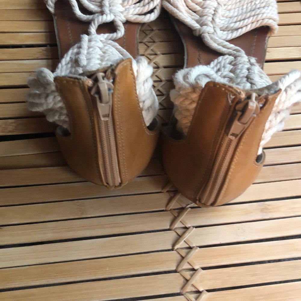Size 8.5 sandals - Picture 3 of 4